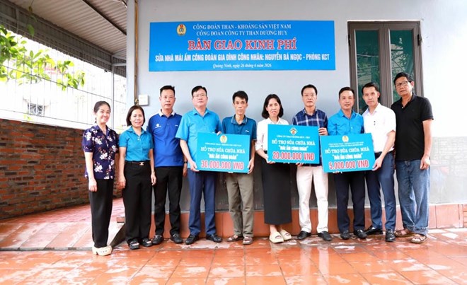 Đại diện Công đoàn Công ty Than Dương Huy trao kinh phí hỗ trợ sửa chữa nhà cho anh Nguyễn Bá Ngọc. Ảnh: Trần Toàn