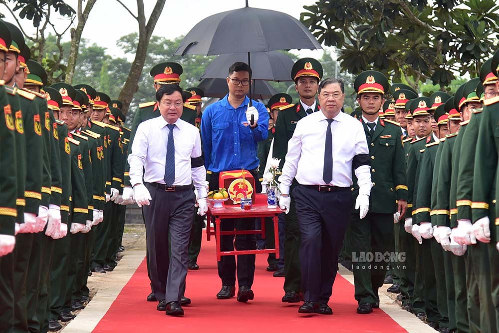 The memorial service and burial of 173 sets of remains of martyrs were solemnly held at Vinh Hung - Tan Hung Martyrs' Cemetery, Tay Ninh province. Photo: Tien Le