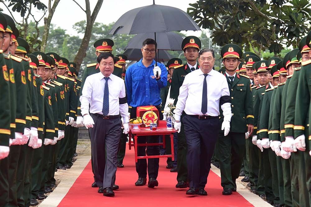 La cérémonie de deuil, de commémoration et d'inhumation de 173 dépouilles de martyrs a été organisée solennellement au cimetière des martyrs de Vĩnh Hưng - Tân Hưng, province de Tây Ninh. Photo: Tiến Lê