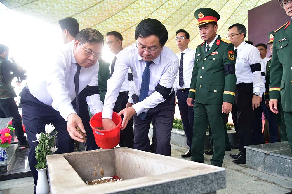 Phó Thủ tướng Thường trực Phạm Gia Túc và các đại biểu thành kính tiễn đưa các liệt sĩ về nơi an nghỉ cuối cùng. Ảnh: Tiến Lê