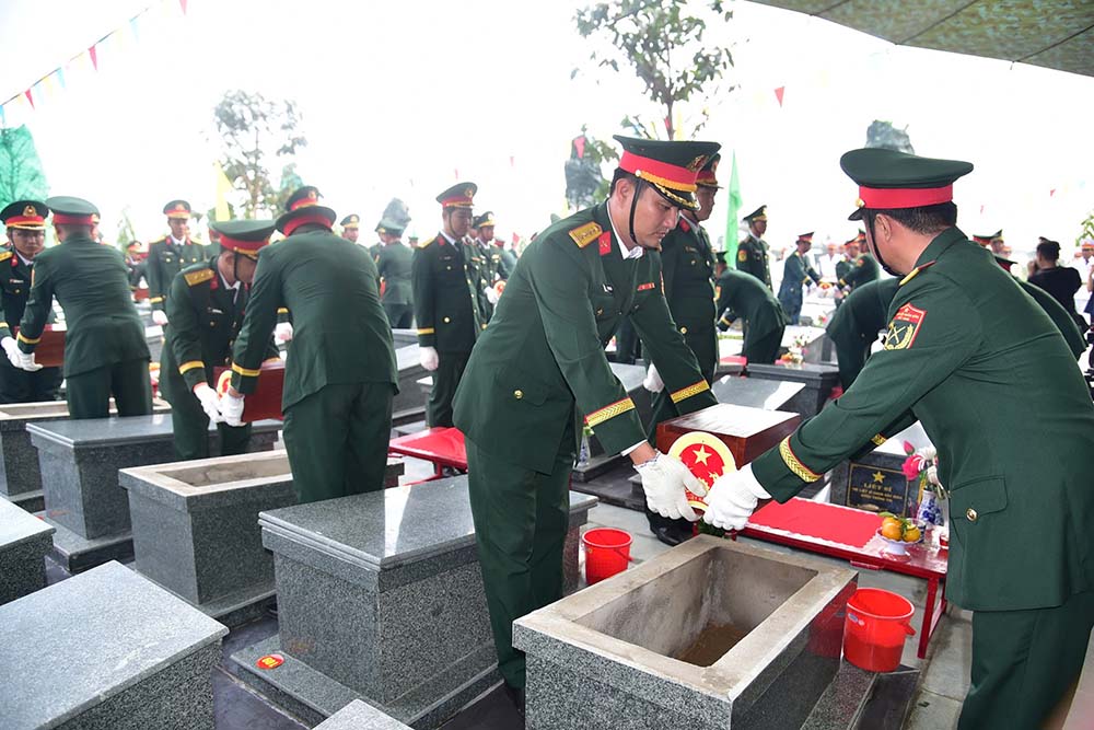 Các lực lượng thực hiện nghi thức di chuyển linh cữu các liệt sĩ về nơi an nghỉ cuối cùng. Ảnh: Tiến Lê