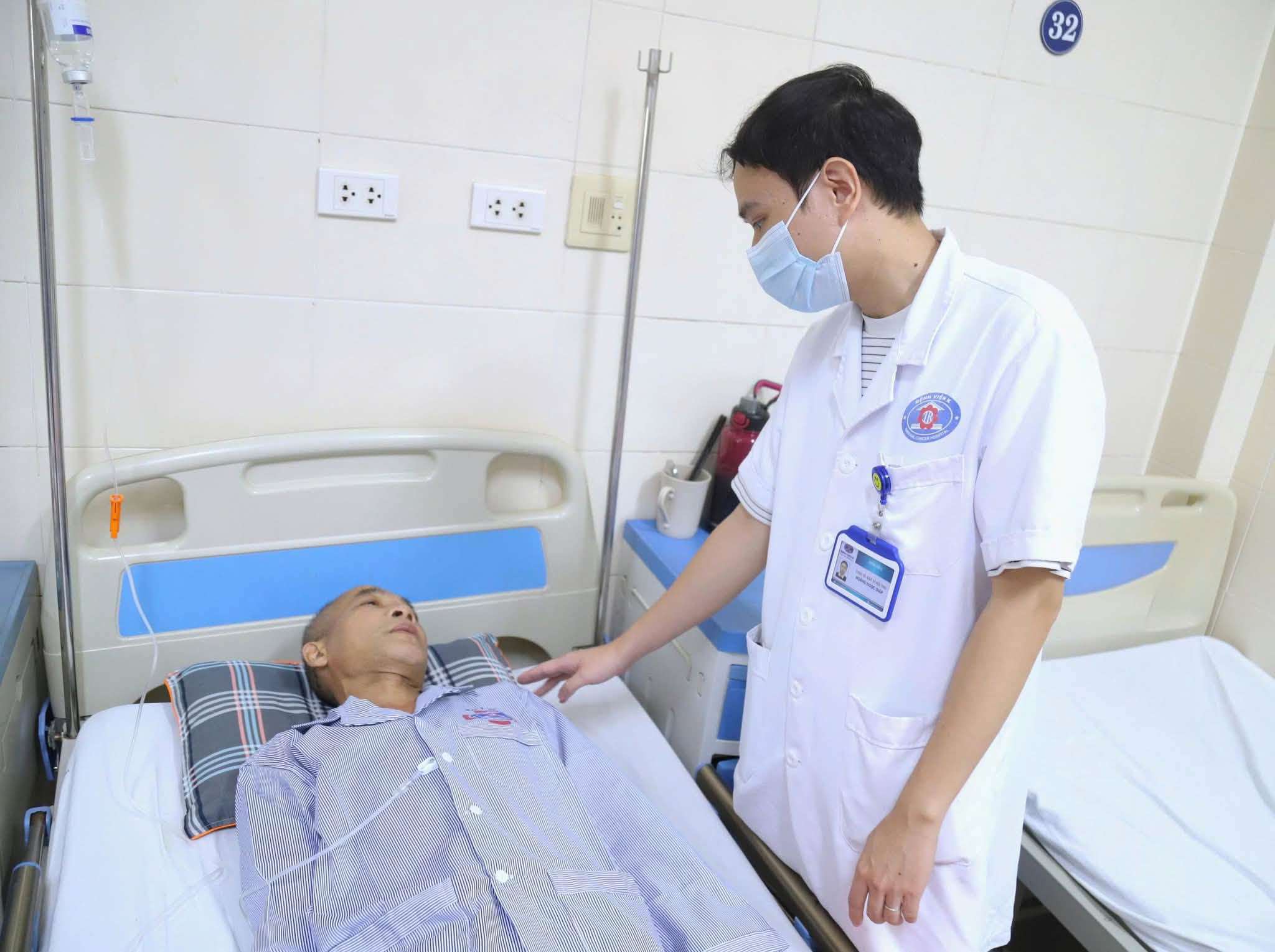 Bác sĩ thăm khám cho anh Sinh. Ảnh: Trần Hà