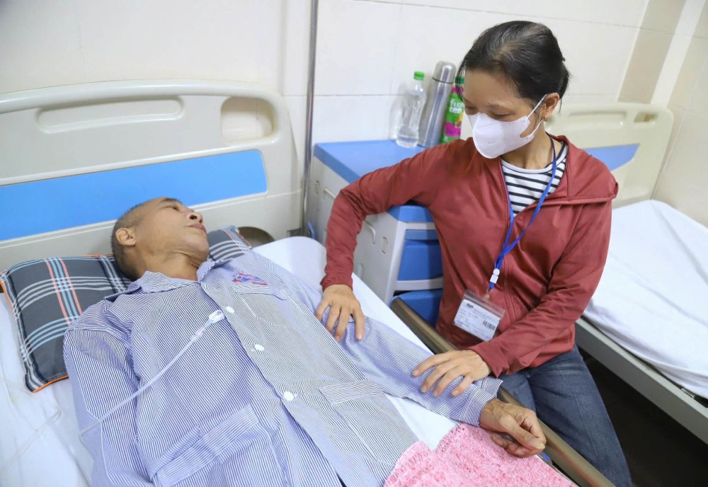 Mr. Sinh and his wife, Ms. Huong, both suffering from cancer, take care of each other in the hospital. Photo: K Hospital provided
