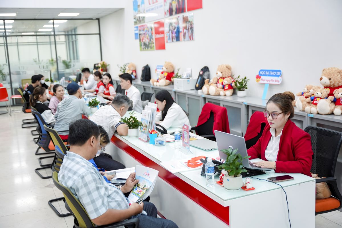 Les candidats et les parents se renseignent sur les informations d'admission de l'Université d'économie et de finance de Hô Chi Minh-Ville. Photo: École