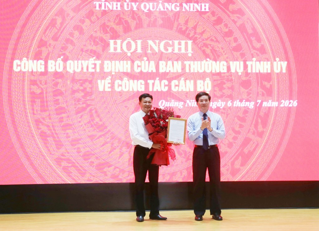 Mr. Vu Quyet Tien - Deputy Secretary of the Provincial Party Committee, Chairman of the Quang Ninh Provincial Fatherland Front Committee - presents the appointment decision to Mr. Nguyen Van Chuong. Photo: Nguyen Thanh