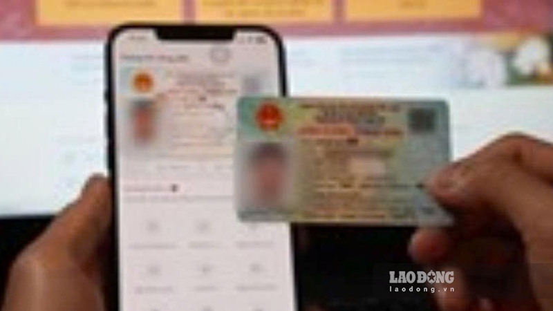 Dossiers identifying dependents as parents of taxpayers include a photocopy of the ID card of parents and a photocopy of the taxpayer's birth certificate. Photo: Huu Chanh
