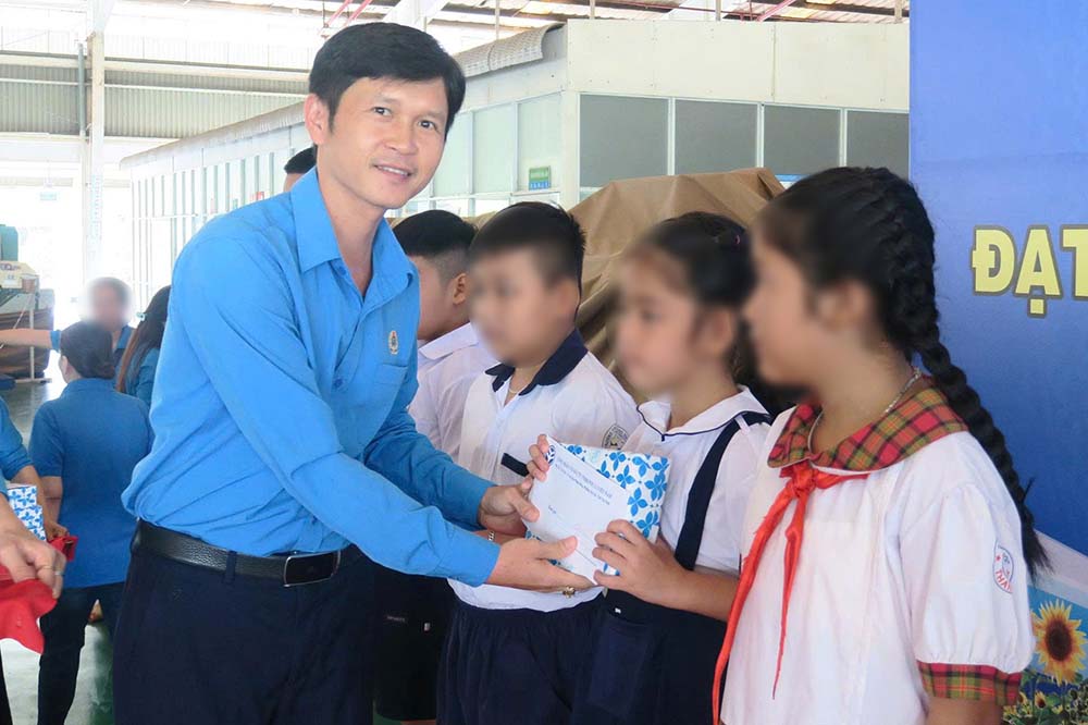 Mr. Nguyen Trong Danh - Member of the Standing Committee of the Provincial Labor Federation, Deputy Head of the Trade Union of Industrial Parks of the province - awarded prizes to students who are children of union members and workers with good academic achievements. Photo: Grassroots Trade Union of Pou Li Vietnam Co., Ltd