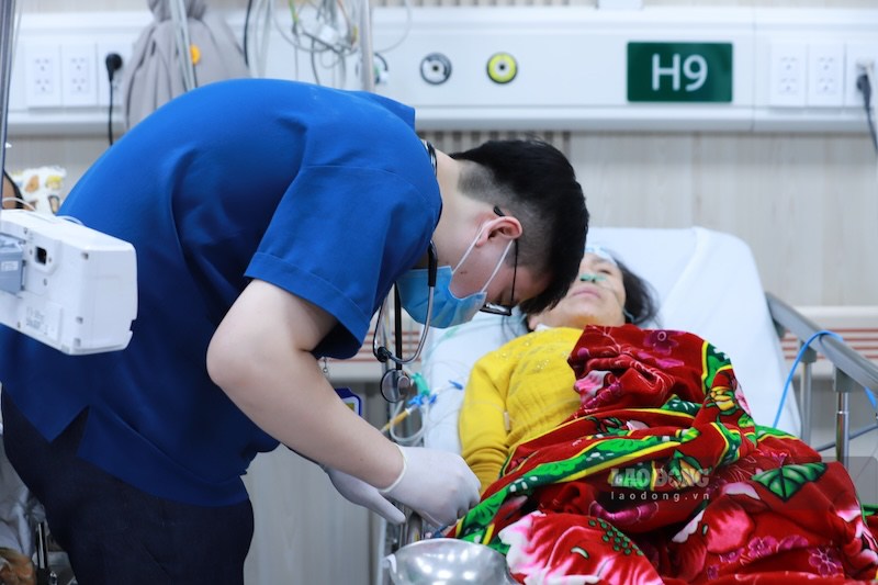 Emergency doctor for the patient. Photo: Thuy Linh