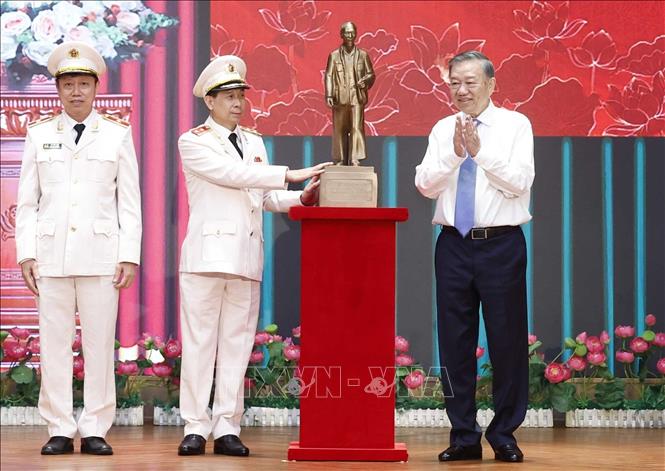 General Secretary and President To Lam presents the statue of President Ho Chi Minh to the Professional Technical Center (Ministry of Public Security). Photo: Thong Nhat/VNA