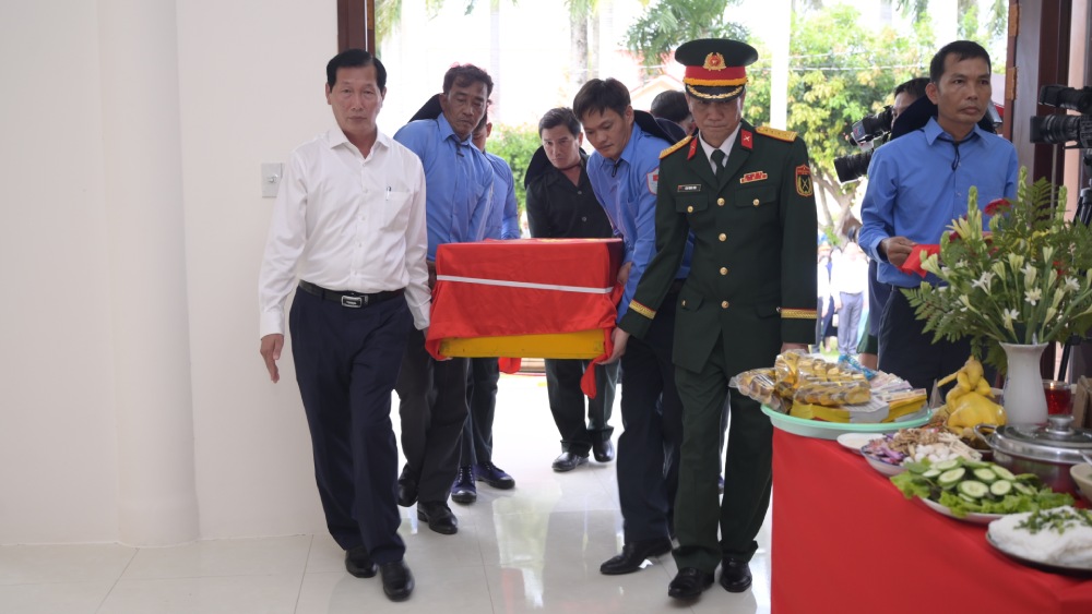 Ban Chỉ đạo 515 tỉnh An Giang tổ chức lễ dâng hoa, dâng hương tưởng niệm các Anh hùng liệt sĩ. Ảnh: Phương Vũ