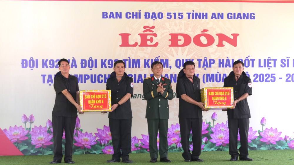 Ban Chỉ đạo 515 Quân khu 9 trao quà cho đội K92 và Đội K93. Ảnh: Phương Vũ