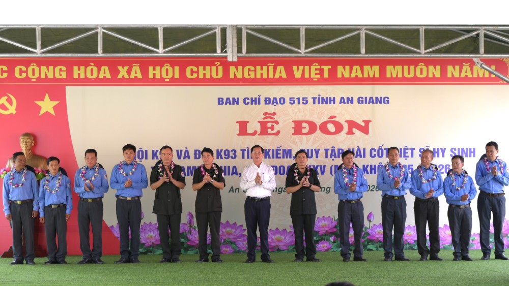 Ông Lê Văn Phước, Phó Chủ tịch UBND tỉnh, Trưởng Ban Chỉ đạo 515 tỉnh An Giang trao bằng khen của UBND tỉnh cho các tập thể, cá nhân có thành tích xuất sắc trong thực hiện nhiệm vụ tìm kiếm, quy tập hài cốt liệt sĩ tại Campuchia và trên địa bàn tỉnh An Giang giai đoạn XXV. Ảnh: Phương Vũ