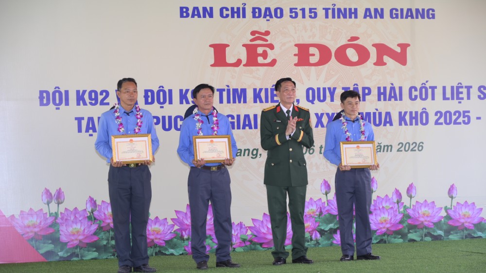 Đại tá Cao Minh Tâm, Phó Chính ủy Bộ CHQS tỉnh, thành viên Ban Chỉ đạo 515 tỉnh An Giang trao khen thưởng cho các tập thể, cá nhân có thành tích xuất sắc trong thực hiện nhiệm vụ tìm kiếm, quy tập hài cốt liệt sĩ tại Campuchia và trên địa bàn tỉnh An Giang giai đoạn XXV. Ảnh: Phương Vũ