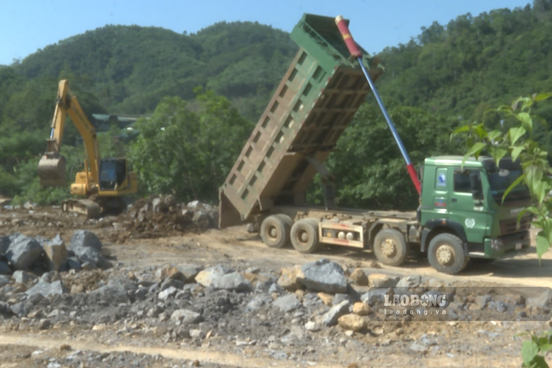 Các máy móc được huy động thi công các hạng mục của dự án hồ Phố Ràng, xã Bảo Yên. Ảnh: Đinh Đại