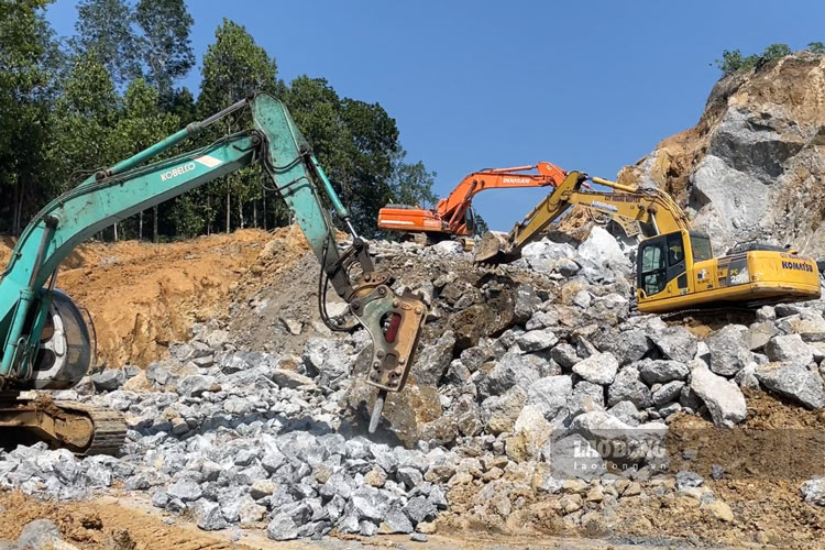 Đơn vị thi công phải đục phá nhiều khối đá để mở đường, bảo đảm tiến độ dự án hồ Phố Ràng. Ảnh: Đinh Đại