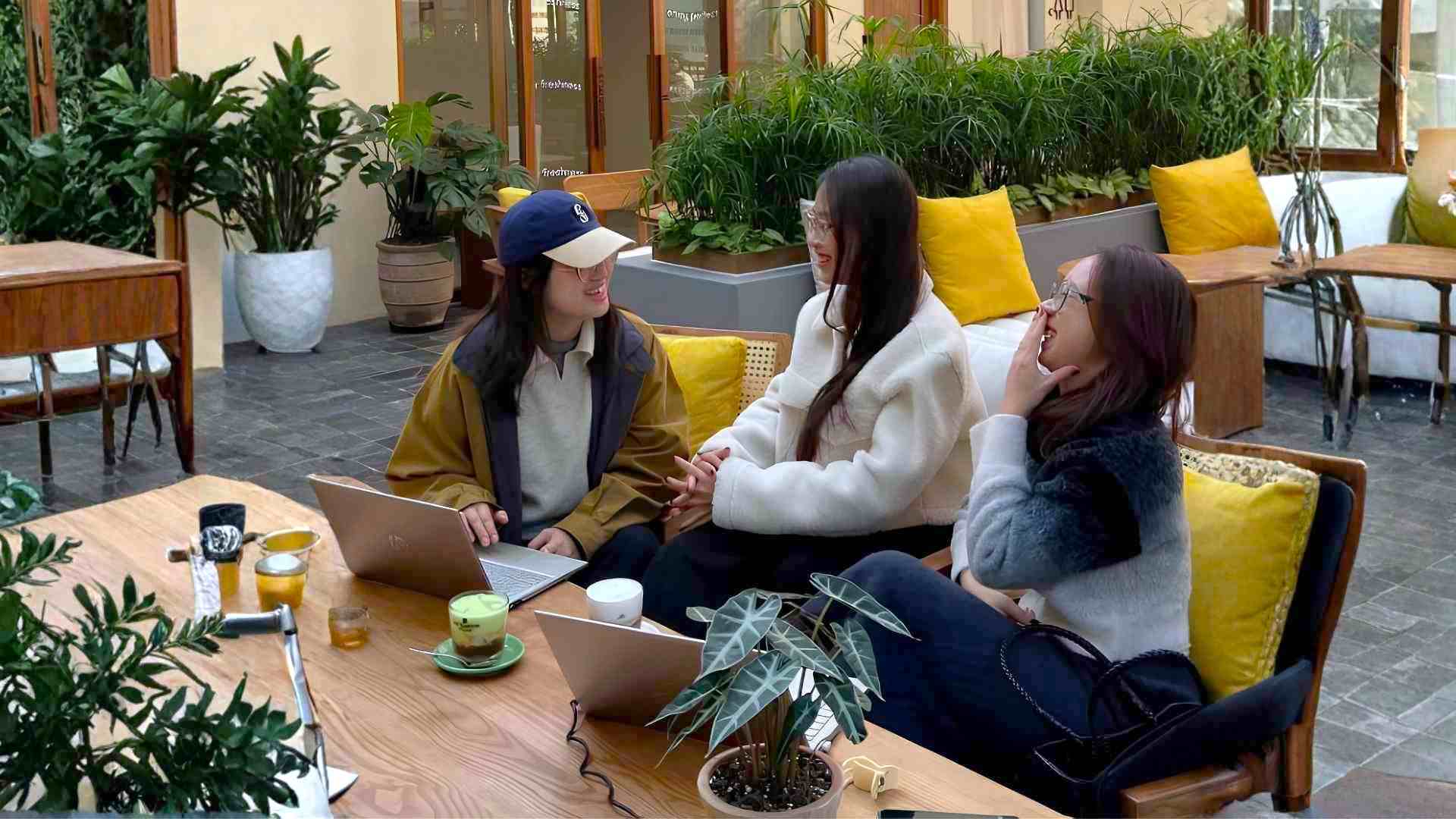 Suitable music combined with carefully crafted space contributes to creating a unique attraction, helping coffee shops increase their number of customers. Photo: Anh Phuong