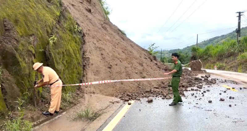 Functional forces have stretched ropes, planted warning signs and deployed remediation to ensure traffic safety. Photo: Van Ban Commune Police