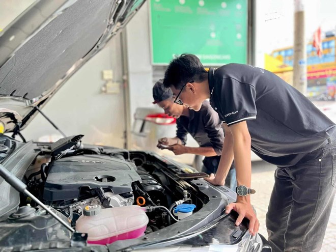 Checking oil leaks, engine noise, accelerator response and engine smoke are important steps to help buyers accurately assess the quality of used cars. Photo: Lam Anh