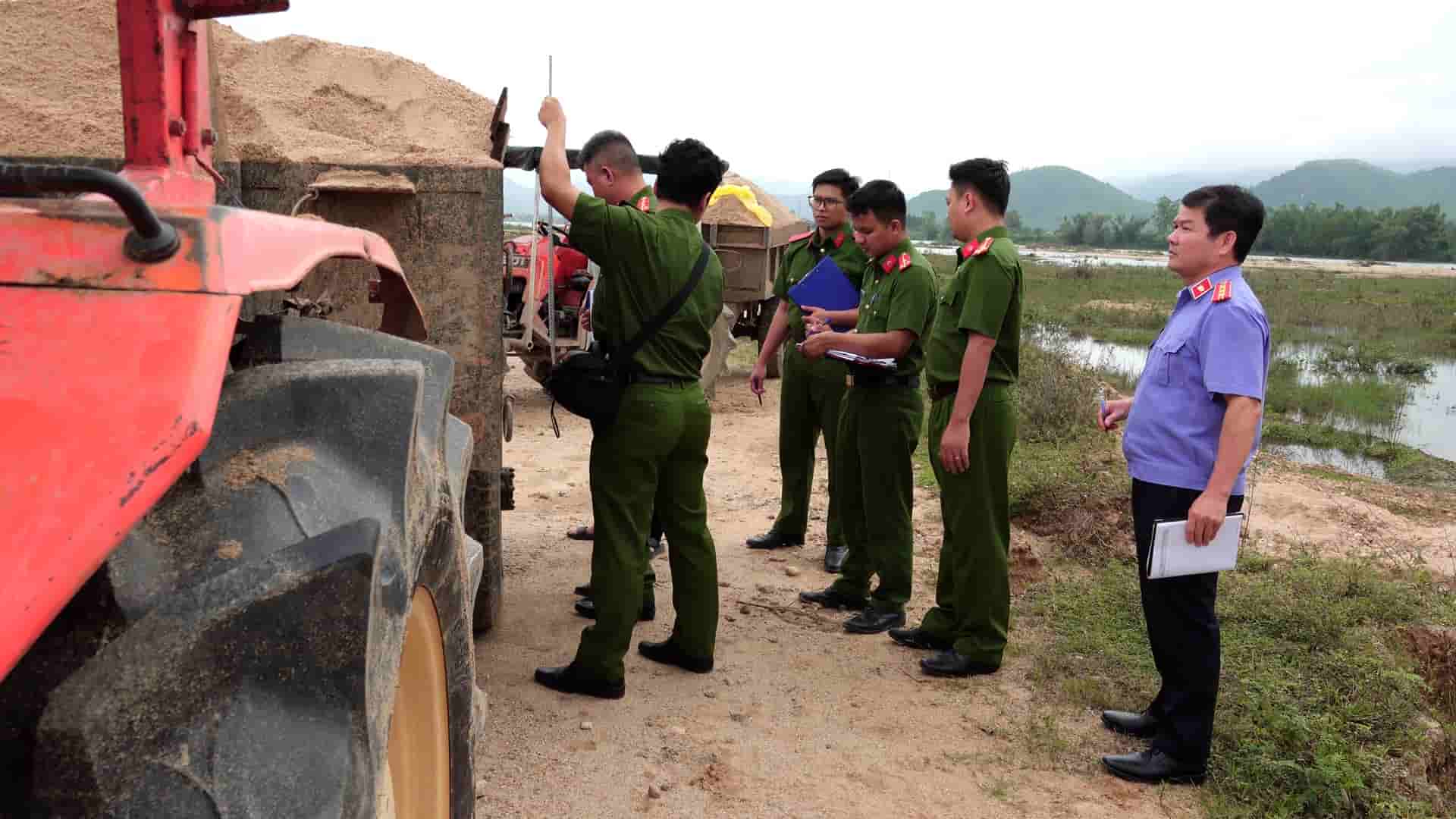 Gia Lai Provincial Police and the Ministry of Public Security coordinate to crack down on a large-scale illegal sand mining ring on the Kon River at the end of 2025. Photo: Police provided