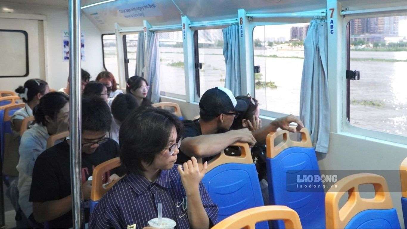 Người dân và du khách trải nghiệm buýt sông. Ảnh: Ngọc Ánh