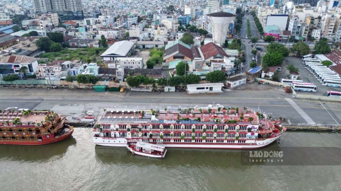 Waterway tourism activities are increasingly developing, effectively exploiting the potential of the Saigon River in economic and tourism development. Photo: Thai Bao