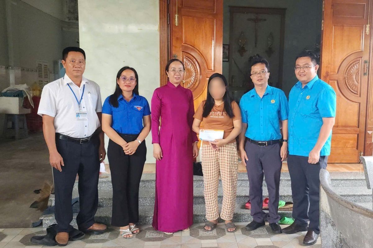 Visiting and encouraging, giving support to a case of a work accident of over 31%. Photo: Thanh Tho