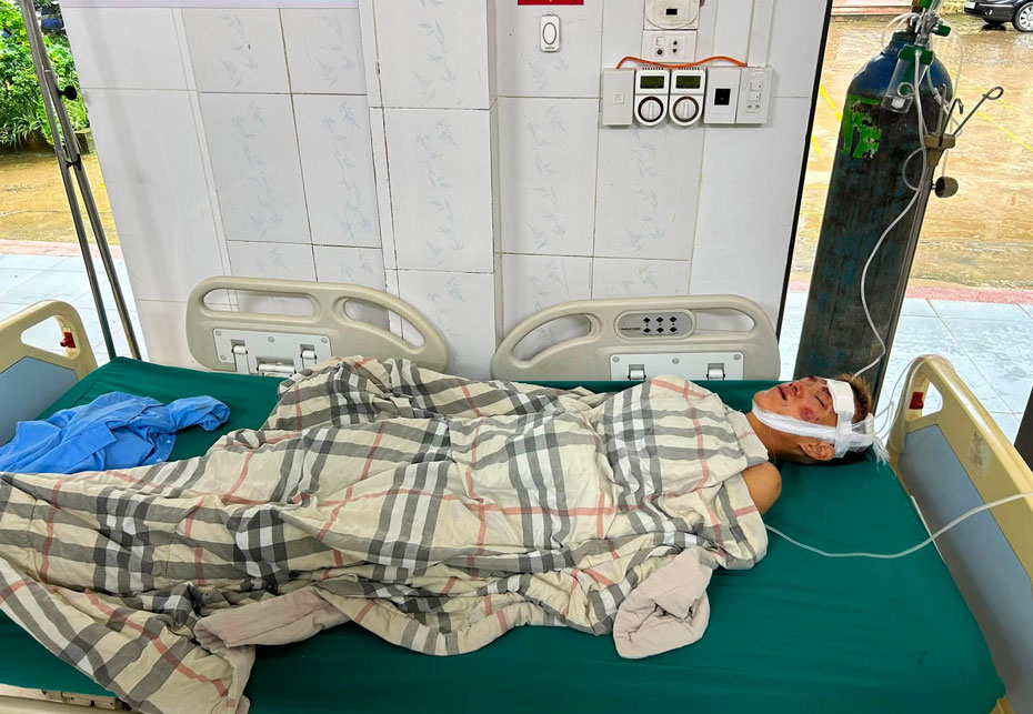 Nạn nhân được cứu sống kịp thời và đưa đến Trung tâm Y tế khu vực Mù Cang Chải điều trị. 