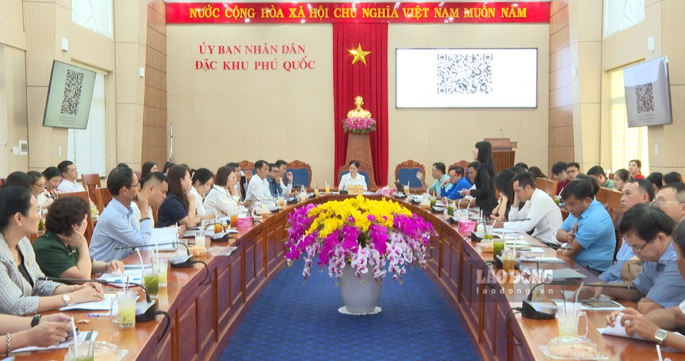 Phu Quoc Special Zone People's Committee (An Giang) organized a meeting to exchange information with school units, foreign language centers and businesses in the area on the Project to strengthen foreign language teaching and learning. Photo: Nam Phuong