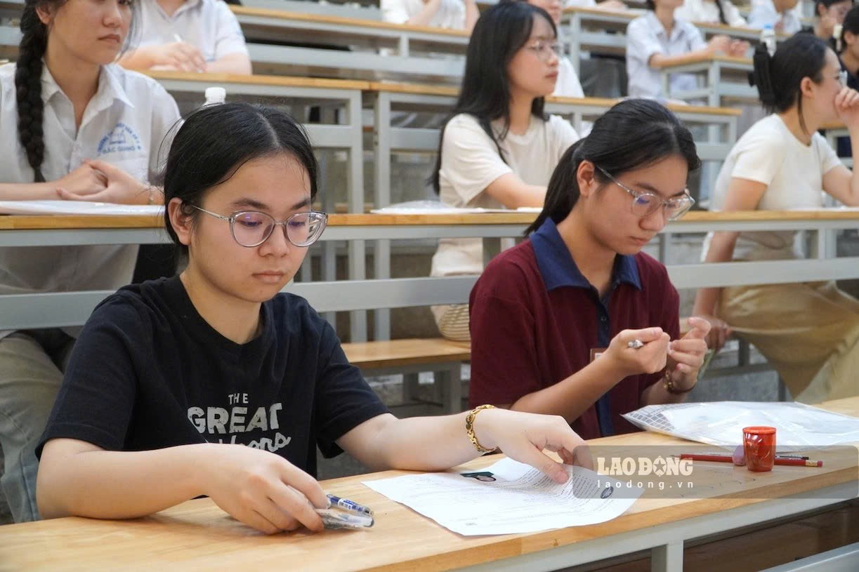 Candidates taking the independent competency assessment (SPT) exam of Hanoi National University of Education in 2026. Photo: Tuong Van