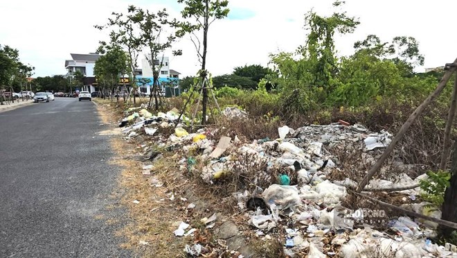 Rác thải tập kết gần khu dân cư, công viên gây ô nhiễm môi trường. Ảnh: Nguyễn Luân