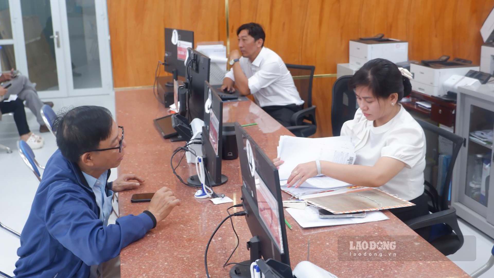 Phường Tân Sơn Nhất chú trọng việc phục vụ người dân theo tinh thần “gần dân, trọng dân, hiểu dân và có trách nhiệm với dân“. Ảnh: Minh Tâm
