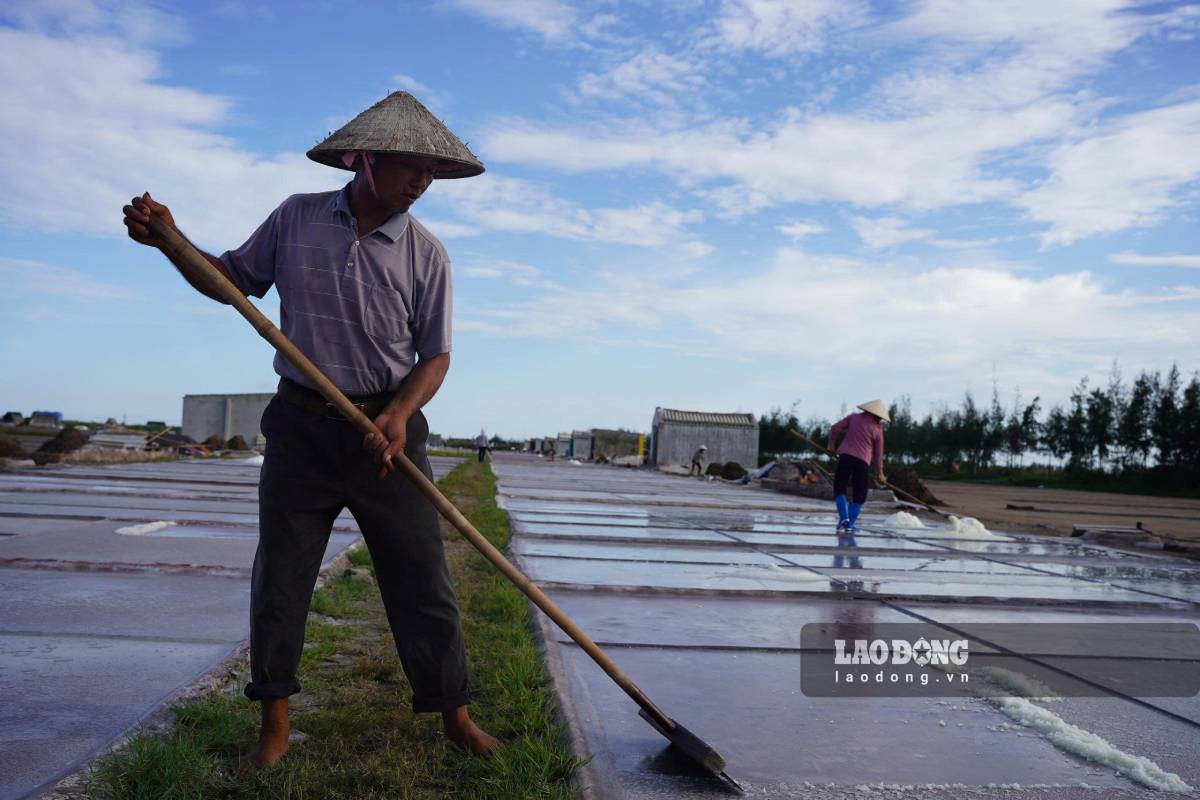 Salt making in Bach Long, Giao Binh commune, Ninh Binh province. Photo: Luong Ha