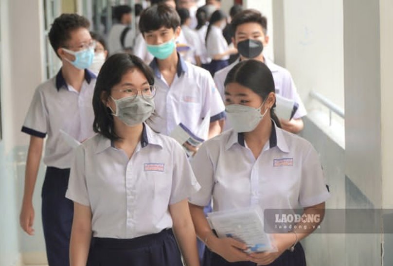 Many schools have set a floor score for receiving applications for admission in the 2026 enrollment. Photo: Chan Phuc