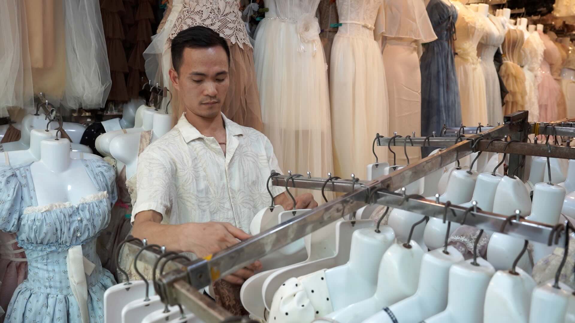 Proposal to relocate Nha Xanh market in Hanoi, small traders anxiously await a plan