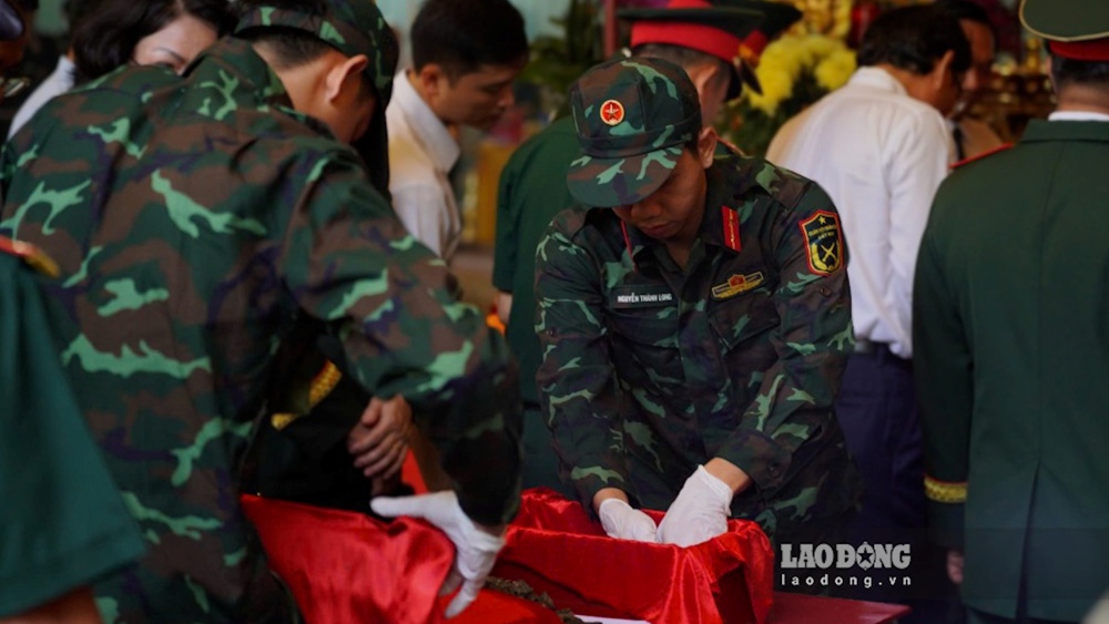  Các phần thi hài và di vật được lực lượng chuyên trách thu thập, xử lý vô cùng cẩn thận và trang nghiêm. Ảnh: Anh Tú