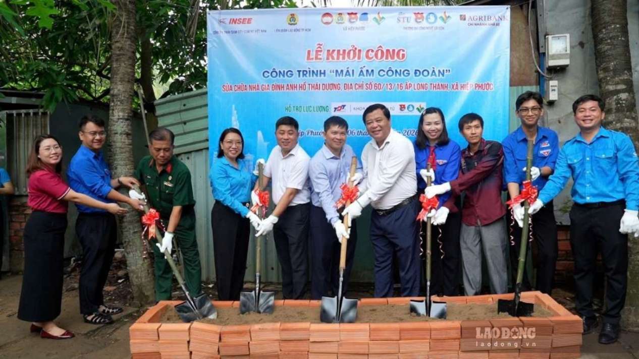 Hiep Phuoc Commune Trade Union accompanies the groundbreaking ceremony of the Trade Union Warm House for workers. Photo: Thai Bao