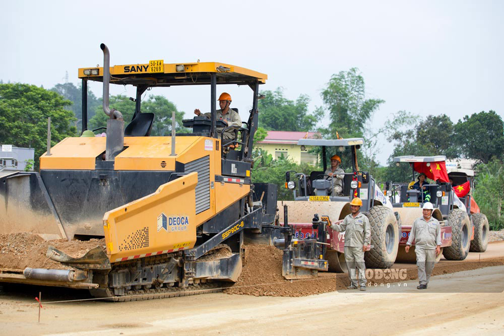Do triển khai đồng thời 2 giai đoạn của dự án nên phát sinh chồng chéo trong công tác thi công. Ảnh: Anh Quý