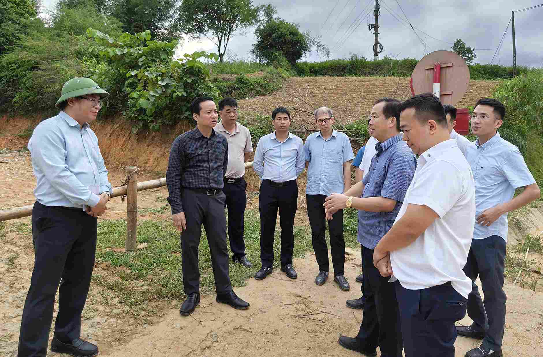 Chủ tịch UBND tỉnh Cao Bằng Lê Hải Hòa (áo đen) kiểm tra công tác giải phóng mặt bằng của dự án. Ảnh: Kim Thoa