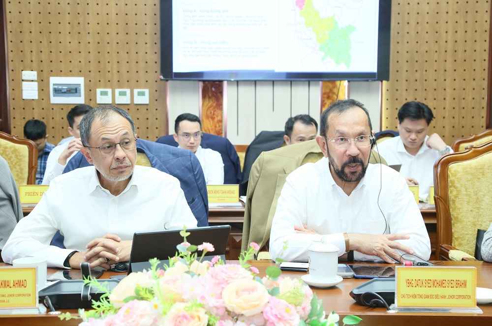 Representatives of Hung Yen Investment and Development Group Joint Stock Company and Jland Group spoke at the working session. Photo: Hung Yen Provincial e-Portal
