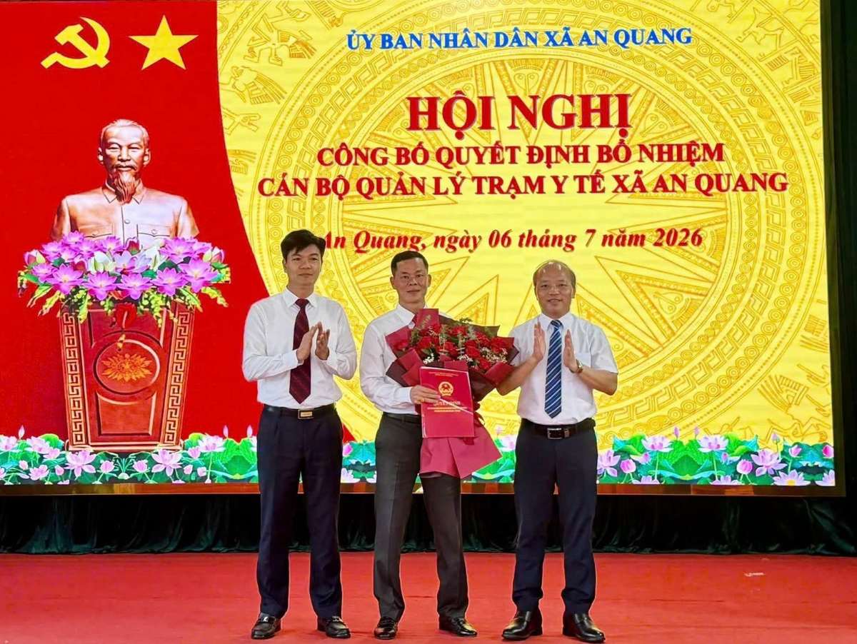 La comuna de An Quang anuncia la decisión de nombrar funcionarios de gestión de la Estación de Salud Comunal. Foto: Portal de Información Electrónica de la comuna de An Quang