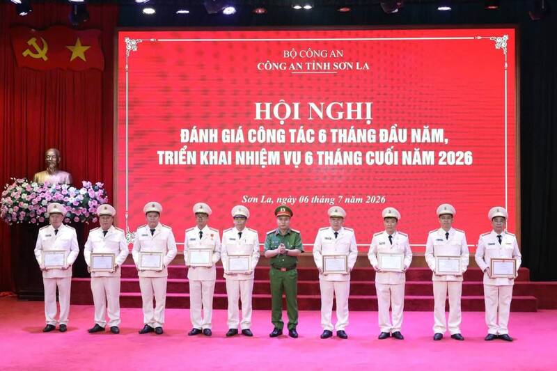 Lãnh đạo Công an tỉnh Sơn La tặng giấy khen cho các tập thể, cá nhân có thành tích xuất sắc trong công tác, chiến đấu và xây dựng lực lượng. Ảnh: Công an tỉnh Sơn La