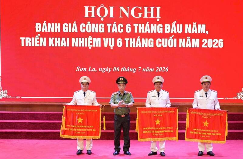 Three collectives with outstanding achievements in the emulation movement receive the Government's Emulation Flag. Photo: Son La Provincial Police