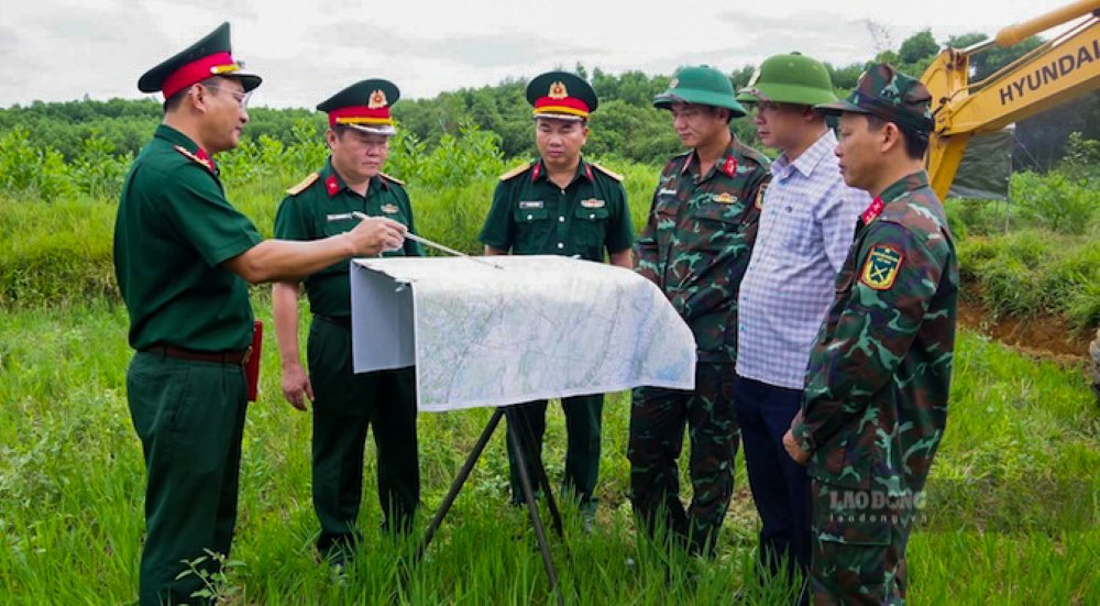 Đoàn công tác Bộ Chỉ huy Quân sự tỉnh vừa tiến hành khảo sát thực địa, khoanh vùng các vị trí nghi có mộ liệt sĩ. Ảnh: Xuân Diện