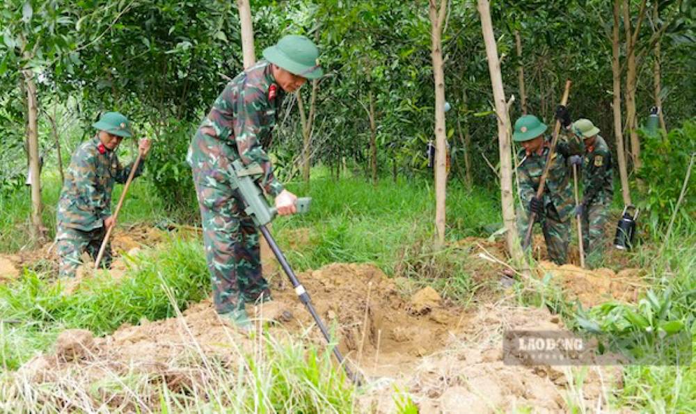 Forces under the Quang Tri Provincial Military Command are searching for martyrs' remains in the Cau Nhi area. Photo: Xuan Dien