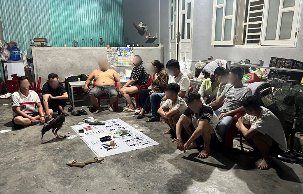 La policía irrumpió en una casa residencial y detuvo in fraganti a 10 personas jugando en la mesa de juego. Foto: Policía proporcionada