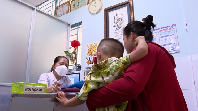 Children are psychologically examined, psychological assessment boards are made for screening and treatment. Photo: Nguyen Ly