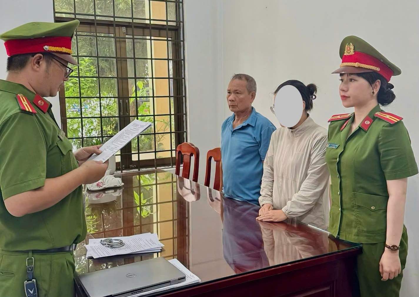 Cơ quan điều tra Công an tỉnh Quảng Ngãi tống đạt quyết định khởi tố vụ án, khởi tố bị can và bắt tạm giam đối với Nguyễn Thụy Bích Hồng để điều tra làm rõ hành vi phạm tội. Ảnh: Công an Quảng Ngãi
