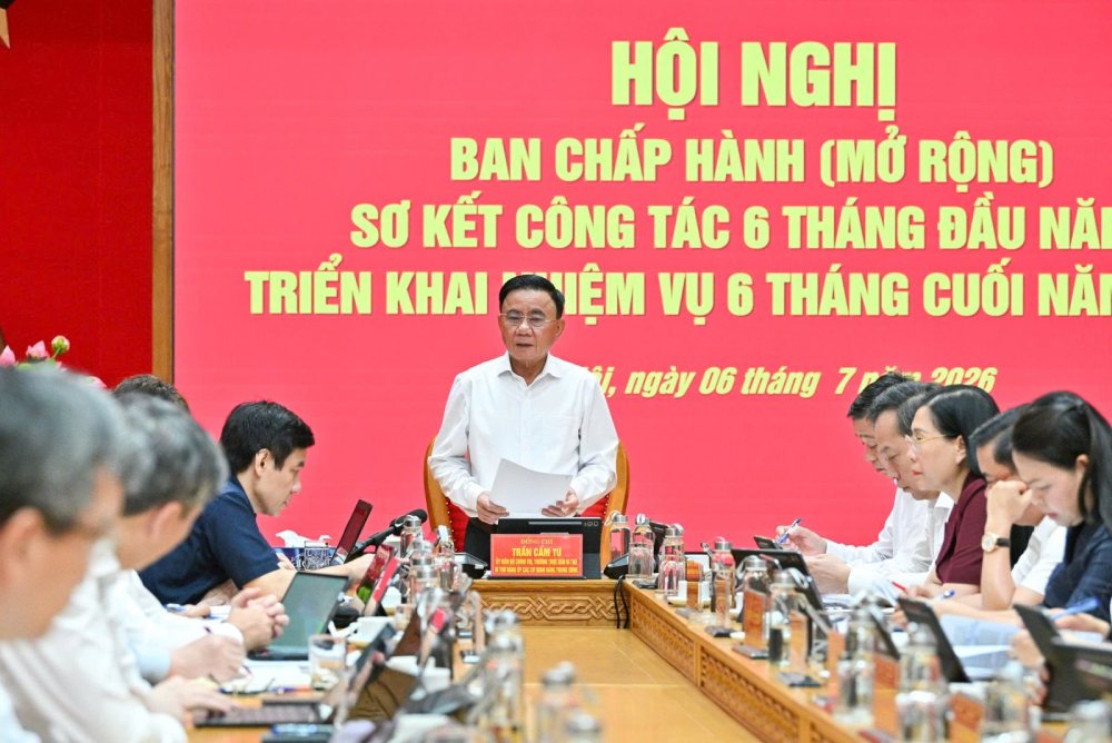 Politburo Member, Standing Secretary of the Secretariat Tran Cam Tu, Secretary of the Party Committee of Central Party agencies requested to continue to monitor and summarize practice, and advise on completing the organizational model of the apparatus and the model of 2-level local government. Photo: Kim Thanh/Electronic Information Portal of the Communist Party of Vietnam