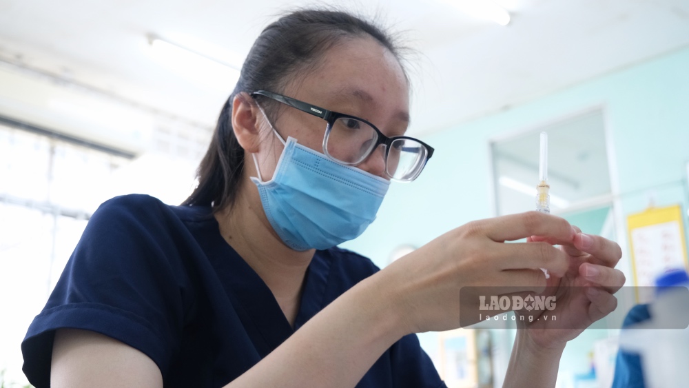 Chuẩn bị tiêm vaccine sốt xuất huyết cho bệnh nhân tại CDC Cần Thơ. Ảnh: Hàn Lâm.