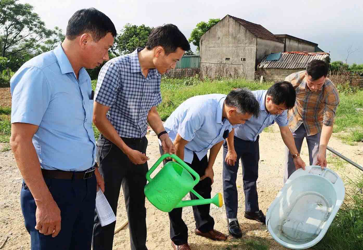 Le Centre de contrôle des maladies de Hà Tĩnh surveille les larves de moustiques dans le foyer de dengue dans le quartier de Vũng Áng. Photo: CDC Hà Tĩnh
